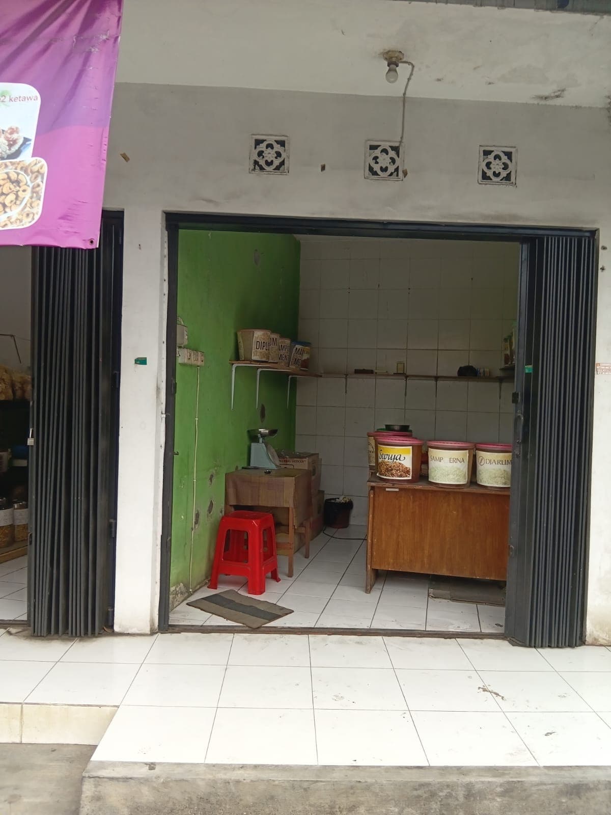 Etalase Toko Tembakau Halim dari luar