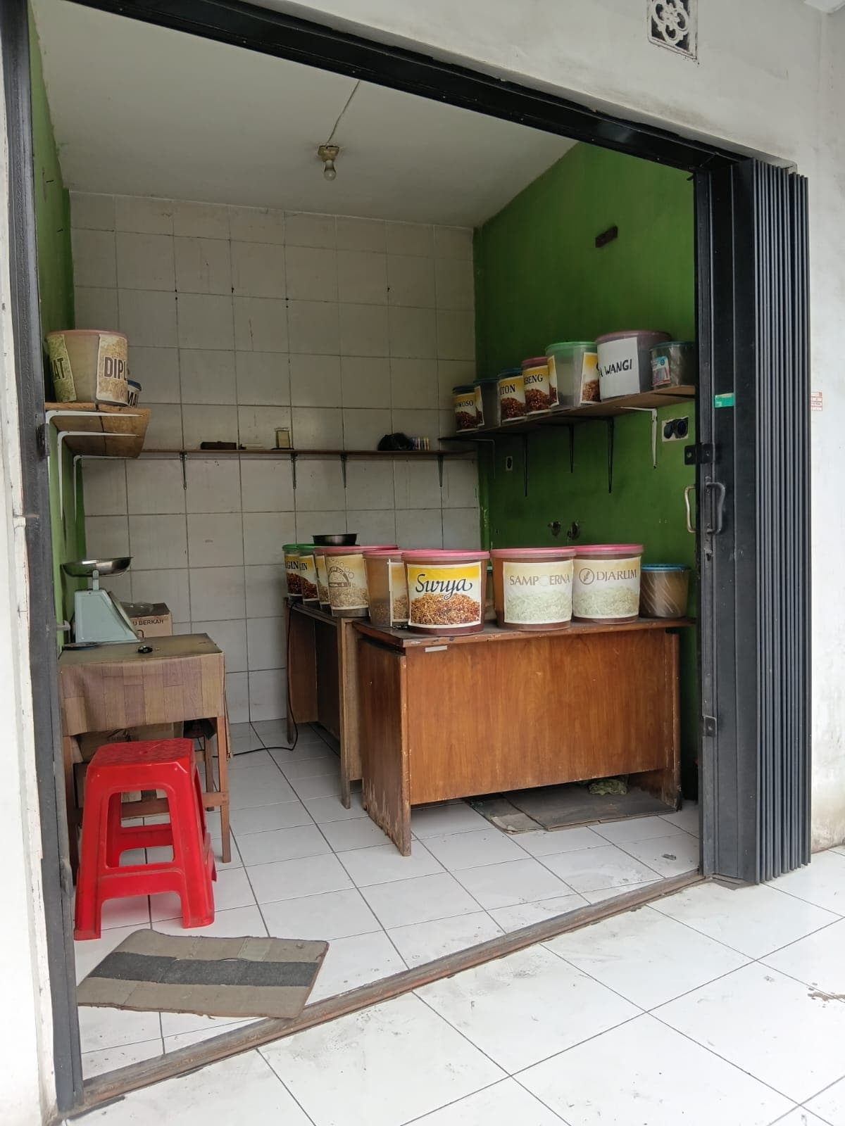 Rak dan wadah tembakau di dalam toko